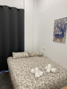 1 dormitorio con 2 almohadas en Ensanche Apartments en Madrid