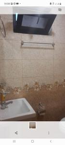 ein Bad mit einem Waschbecken und einem WC in der Unterkunft new garni 1 in Garni