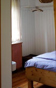 a bedroom with a bed and a window at Apartment bei der Tischlerei in Deutschlandsberg