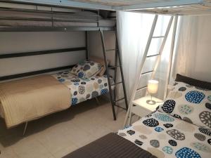1 dormitorio con 2 camas y 1 litera en Casarosaria Italie Molise Pietrabbondante, en Pietrabbondante