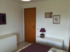 1 dormitorio con 1 cama y puerta de madera en Casarosaria Italie Molise Pietrabbondante, en Pietrabbondante