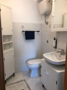 a bathroom with a toilet and a sink at Casarosaria Italie Molise Pietrabbondante in Pietrabbondante