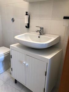 y baño con lavabo y aseo. en Casarosaria Italie Molise Pietrabbondante, en Pietrabbondante