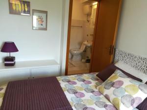 1 dormitorio con 1 cama y baño con aseo en Casarosaria Italie Molise Pietrabbondante, en Pietrabbondante