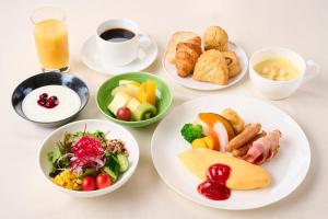 una mesa con platos de comida y una taza de café en Asakusa Tobu Hotel, en Tokio