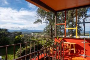 un balcón de una casa con vistas a las montañas en Vista Suite Treetops Silvan Valley Lodge en Silvan