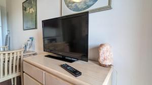 a flat screen tv sitting on top of a dresser at Casa Lilla in Verona