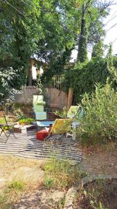 um quintal com um pátio com uma cadeira e uma mesa em chambre d'hôte chez l'habitant em Sète