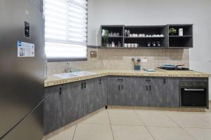 O bucătărie sau chicinetă la הרמוניה בכפר - וילה מקסימה עם בריכה פרטית מחוממת וג'קוזי