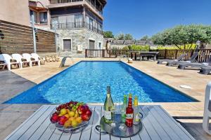 Piscina de la sau aproape de הרמוניה בכפר - וילה מקסימה עם בריכה פרטית מחוממת וג'קוזי