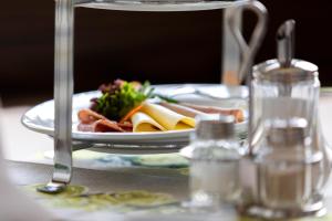 een bord eten op een tafel bij Schönenberger Hof in Orsingen-Nenzingen