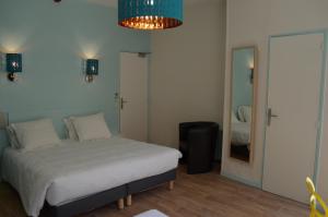 Letto o letti in una camera di Hôtel Les Corps Saints