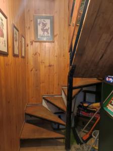 eine Treppe in einem Zimmer mit Holzwänden in der Unterkunft Vivere in un bosco Casa Leonardo in Villar Perosa