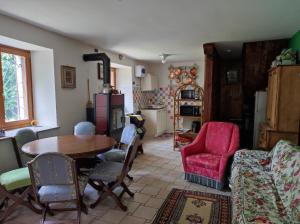 uma sala de estar com mesa e cadeiras em Vivere in un bosco Casa Leonardo em Villar Perosa