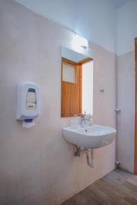 Koupelna v ubytování Hotel Korfos - Ξενοδοχείο Κόρφος Renovated + 37 fotografií