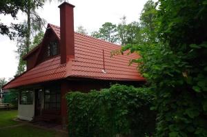 dom z czerwonym dachem w obiekcie Okuninka Domek nad brzegiem jeziora Białe w Okunince