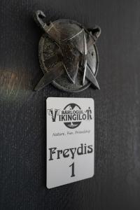 Une étiquette qui dit la fougeuse sur une montre dans l'établissement Bârlogul Vikingilor, à Şotrile