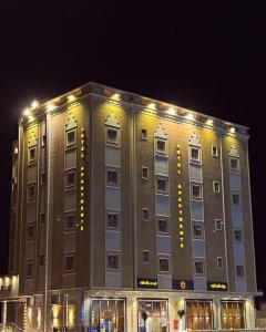 um grande edifício com luzes em cima em فندق وايت هافن em Sūq al Aḩad
