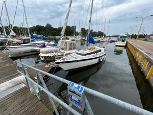 Un montón de barcos están atracados en un puerto deportivo. en Nocleg na jachcie Lanette w Swinoujsciu, en Świnoujście