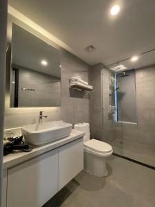 W łazience znajduje się umywalka, toaleta i prysznic. w obiekcie Parc21 Luxury Boutique Hotel w mieście Phnom Penh
