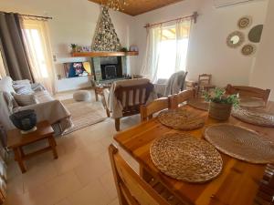 un salon avec une table et une salle à manger dans l'établissement homonatura. sense of native living., à Pyrgos