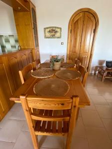 une table en bois avec des plaques au-dessus dans l'établissement homonatura. sense of native living., à Pyrgos