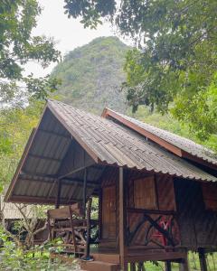 Khao Sok Green Mountain View في خاو سوك: منزل صغير يوجد سقف عليه