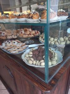 een vitrine gevuld met verschillende soorten gebak bij LA MIA CASA DI CAMPAGNA MARIA in Santa Giustina