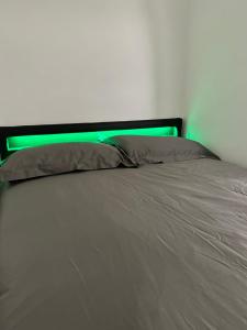 un letto in una stanza con luce verde di SUITE 1 a Palo del Colle