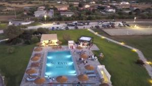 Bazén v ubytování Su Entu Sardinian Country Club nebo v jeho okolí