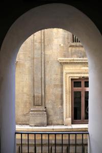 an archway in front of a building with a window at Famme sta cuiete appartamento Napoli centro in Naples