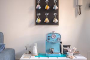 eine blaue Nähmaschine auf einem Tisch neben einer Wand in der Unterkunft La casa di Olga e Terry in Uggiano la Chiesa