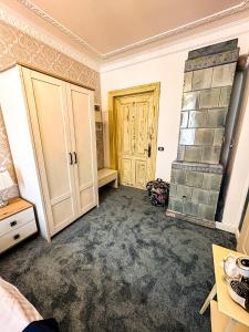 Habitación vacía con armario y puerta en Hotel Boutique Casa Vermont, en Bucarest