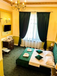 1 dormitorio con cama, lavabo y ventana en Hotel Boutique Casa Vermont, en Bucarest