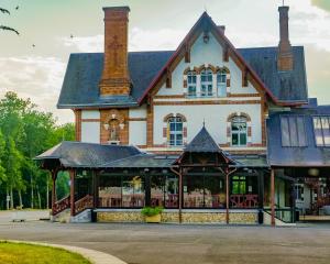 un grande edificio con un ristorante di fronte di Hotel-Restaurant Domaine de la Grande Garenne a Neuvy-sur-Barangeon