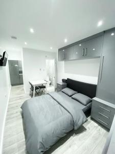 um quarto com uma cama grande e uma secretária em Johal Accommodation Ltd- NEC 1 bedroom studio apartment with free parking em Sheldon