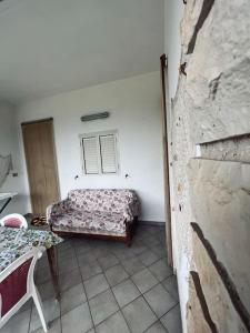 マリーナ・ディ・マンカヴェルサにあるCasa vacanzeのベッドと窓が備わる小さな客室です。