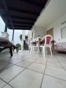 マリーナ・ディ・マンカヴェルサにあるCasa vacanzeの家の中のパティオ(テーブル、椅子付)