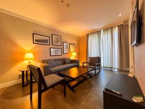 een woonkamer met een bank en een tafel bij Sundance Suites Hotel in Turgutreis