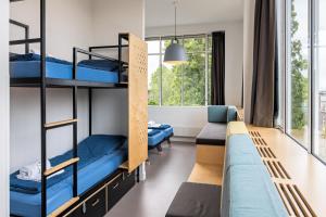 Ein Bett oder Betten in einem Zimmer der Unterkunft Stayokay Hostel Amsterdam Oost