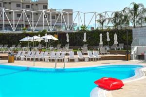 סוויטות עם נוף צמודות לים במתחם SeaSide היוקרתי עם בריכה - By SEAELO EILAT内部或周边的泳池