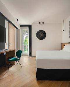 una camera con letto, scrivania e sedia di View Place & Spa a Numana