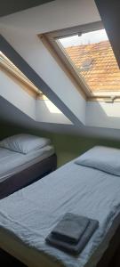 a bed in a room with a skylight at Zajazd Pod Dyliżansem in Kościelec