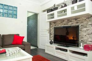 un soggiorno con divano e TV di Luxury Apartment in the center of Istanbul a Istanbul