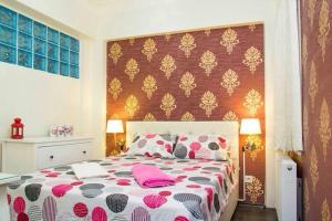 una camera da letto con un grande letto con asciugamani rosa di Luxury Apartment in the center of Istanbul a Istanbul