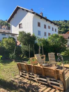 twee stoelen in een houten boot in een tuin bij La Bresse, 50 m du centre ville, appartement 4-6 personnes in La Bresse