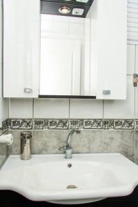 伊斯坦堡的住宿－Luxury Apartment in the center of Istanbul，厨房配有白色水槽和白色橱柜