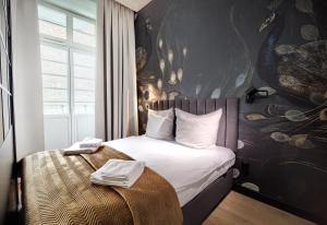een slaapkamer met een bed met twee handdoeken erop bij AboutArtApartments - By the river in Wrocław