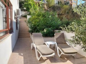 een paar stoelen op een patio bij Villa on the Historic Castle Hill in Alanya