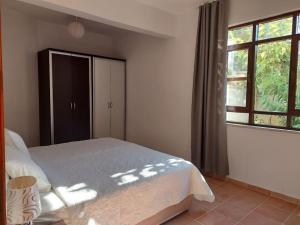 een slaapkamer met een bed en een groot raam bij Villa on the Historic Castle Hill in Alanya